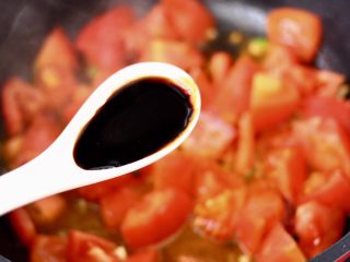 7、茄汁酸汤鸡蛋面,加入生抽调味调色。