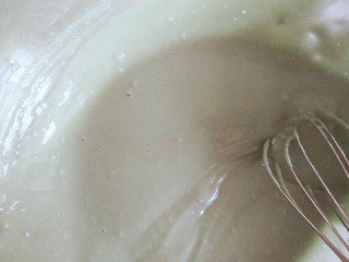 3、百变水果 蝶豆花蛋糕卷.百香果蓝莓馅,Z字形搅拌均匀,无颗粒顺滑