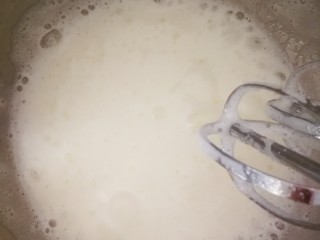 4、百变水果 蝶豆花蛋糕卷.百香果蓝莓馅,蛋清,加柠檬汁加糖开始打发