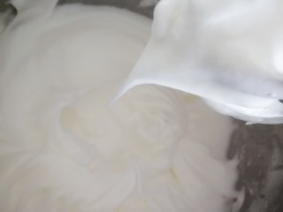 5、百变水果 蝶豆花蛋糕卷.百香果蓝莓馅,打成湿性发泡