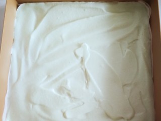 9、百变水果 蝶豆花蛋糕卷.百香果蓝莓馅,圆点点烤好以后取出倒入剩下的面糊轻轻震几下。入烤箱175度,烤23分钟。