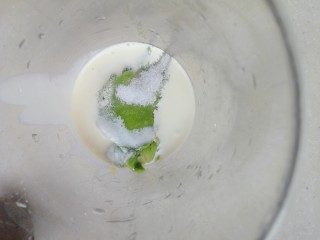 19、百变水果 蝶豆花蛋糕卷.百香果蓝莓馅,加入糖和五十克淡奶油用料理棒打成泥。