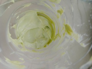 20、百变水果 蝶豆花蛋糕卷.百香果蓝莓馅,打成牛油果泥