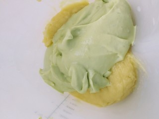 22、百变水果 蝶豆花蛋糕卷.百香果蓝莓馅,为了不浪费上次做的卡仕达酱还剩了点,我把牛油果泥放进去一起搅打均匀用了。也挺好吃的。成品图就是这个酱的颜色。没有请忽略