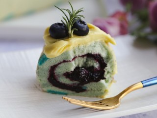 25、百变水果 蝶豆花蛋糕卷.百香果蓝莓馅,张嘴。