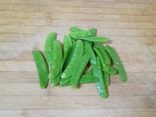 1、荷兰豆小炒,荷兰豆掐头去尾抽丝洗干净备用。