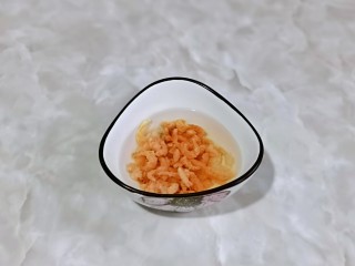 2、三鲜汤,海米冷水冲洗干净，加入料酒再加入少许纯净水泡8分钟。