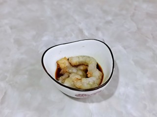 3、三鲜汤,虾仁处理好后，加入料酒，1小勺生抽抓拌均匀，腌制5分钟。