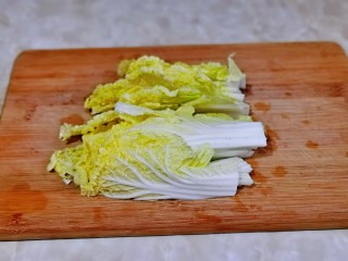 4、三鲜汤,娃娃菜洗干净，一切二。