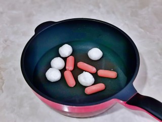 5、三鲜汤,锅中加入纯净水，再加入丸子香肠。