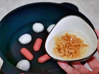 6、三鲜汤,加入泡好的海米。