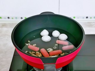 7、三鲜汤,打开煤气大火烧开煮2分钟。