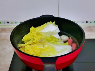 8、三鲜汤,加入娃娃菜烧开。