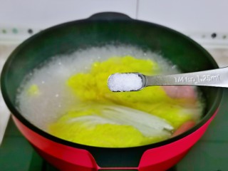 9、三鲜汤,按个人口味加入盐。