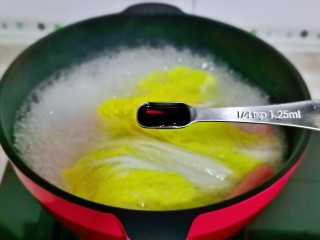 10、三鲜汤,加入1小勺生抽煮1分钟。