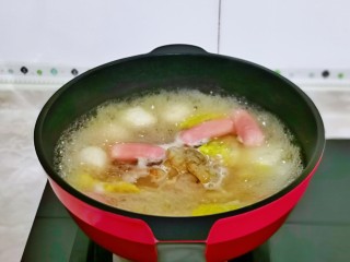 11、三鲜汤,最后加入腌制好的虾仁，大火煮1分钟，虾仁变色即可关火。