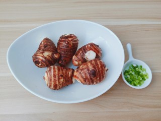 1、葱油芋艿,新鲜的毛芋要挑选芋艿子，做出来口感好。