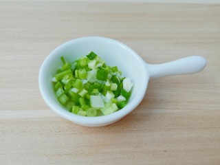 2、葱油芋艿,小葱切成葱花。