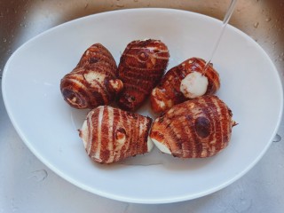 3、葱油芋艿,带手套清洗芋艿。芋头中会带些浓稠的粘液，它具有较强的刺激性，轻轻粘上点就会引起皮肤瘙痒和红肿，处理它的方式也简单，只要用热水清洗下即可缓解，清洗或者削皮时建议戴上手套。