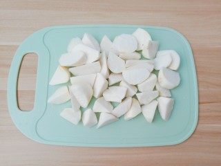5、葱油芋艿,芋艿切成滚刀块。