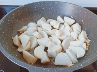 9、葱油芋艿,倒入蒸熟的芋艿。