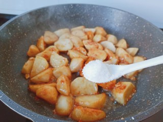 11、葱油芋艿,倒入少许的生抽。加一点点的盐调味。