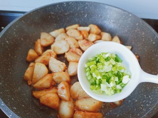 14、葱油芋艿,放上小香葱。