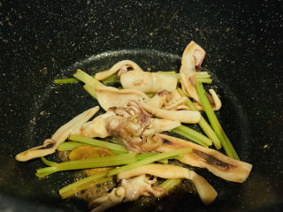 1、鱿鱼炒芹菜,快出锅的鱿鱼炒芹菜，具体炒的步骤如下：