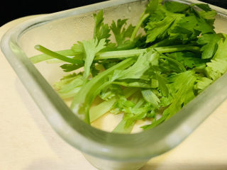 3、鱿鱼炒芹菜,芹菜洗净；