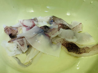 5、鱿鱼炒芹菜,洗净；