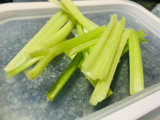 6、鱿鱼炒芹菜,芹菜切段；