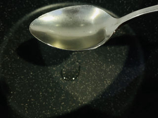 7、鱿鱼炒芹菜,锅里加1勺食用油，大火热锅；