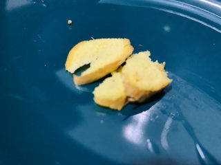 8、鱿鱼炒芹菜,姜片洗净；