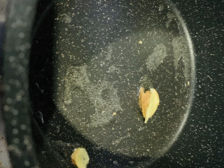 9、鱿鱼炒芹菜,加入姜片，炒香；