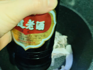 10、鱿鱼炒芹菜,加入鱿鱼，稍微炒一下，加料酒；