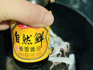 12、鱿鱼炒芹菜,加酱油；