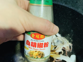 13、鱿鱼炒芹菜,加白胡椒粉；
