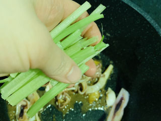 15、鱿鱼炒芹菜,炒匀调料，加芹菜；