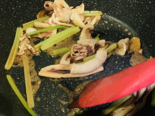 16、鱿鱼炒芹菜,芹菜炒断生；