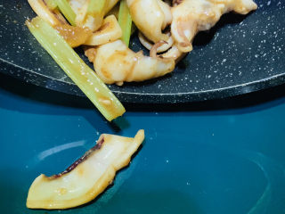 17、鱿鱼炒芹菜,起锅；