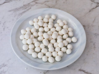 10、红豆桂圆红枣枸杞小丸子,再将面团搓成小丸子，撒上干糯米粉，防止粘在一起，放入盘中备用