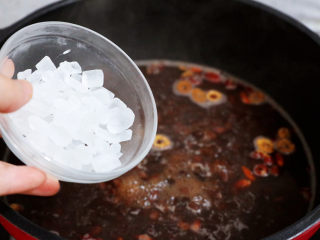 11、红豆桂圆红枣枸杞小丸子,加入冰糖