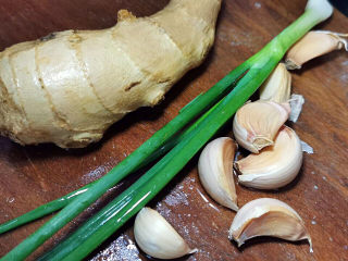 4、啤酒红烧肉,葱姜蒜