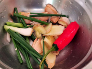 5、啤酒红烧肉,葱切段，姜切片，蒜头不去皮拍碎，红椒