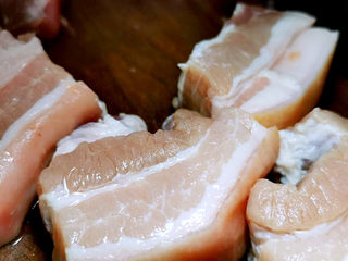 6、啤酒红烧肉,五花肉切大块