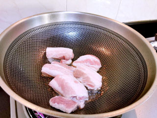 7、啤酒红烧肉,五花肉放入锅中煎出油来