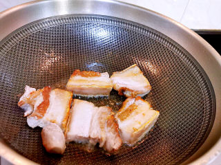 8、啤酒红烧肉,煎至双面金黄色