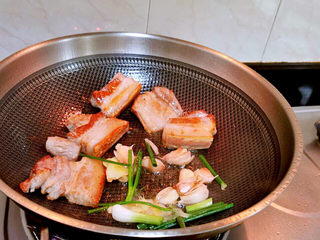 9、啤酒红烧肉,利用五花肉油脂爆香葱姜蒜