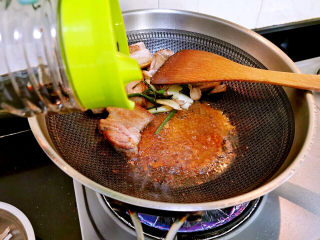 11、啤酒红烧肉,炒出糖色后，加入生抽与老抽、胡椒粉