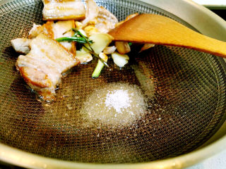 10、啤酒红烧肉,所以食材靠边站，倒入一大勺白糖